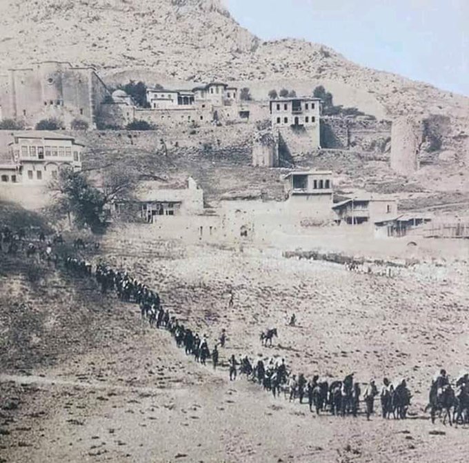 约1915年，亚美尼亚人被从奇里乞亚科赞地区强制迁离。