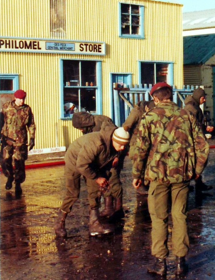 British soldiers clearing up in Port Stanley after the end of fighting in June 1982. Documents the post-war occupation and restoration of order. Photo by Ken Griffiths (CC BY-SA 4.0).